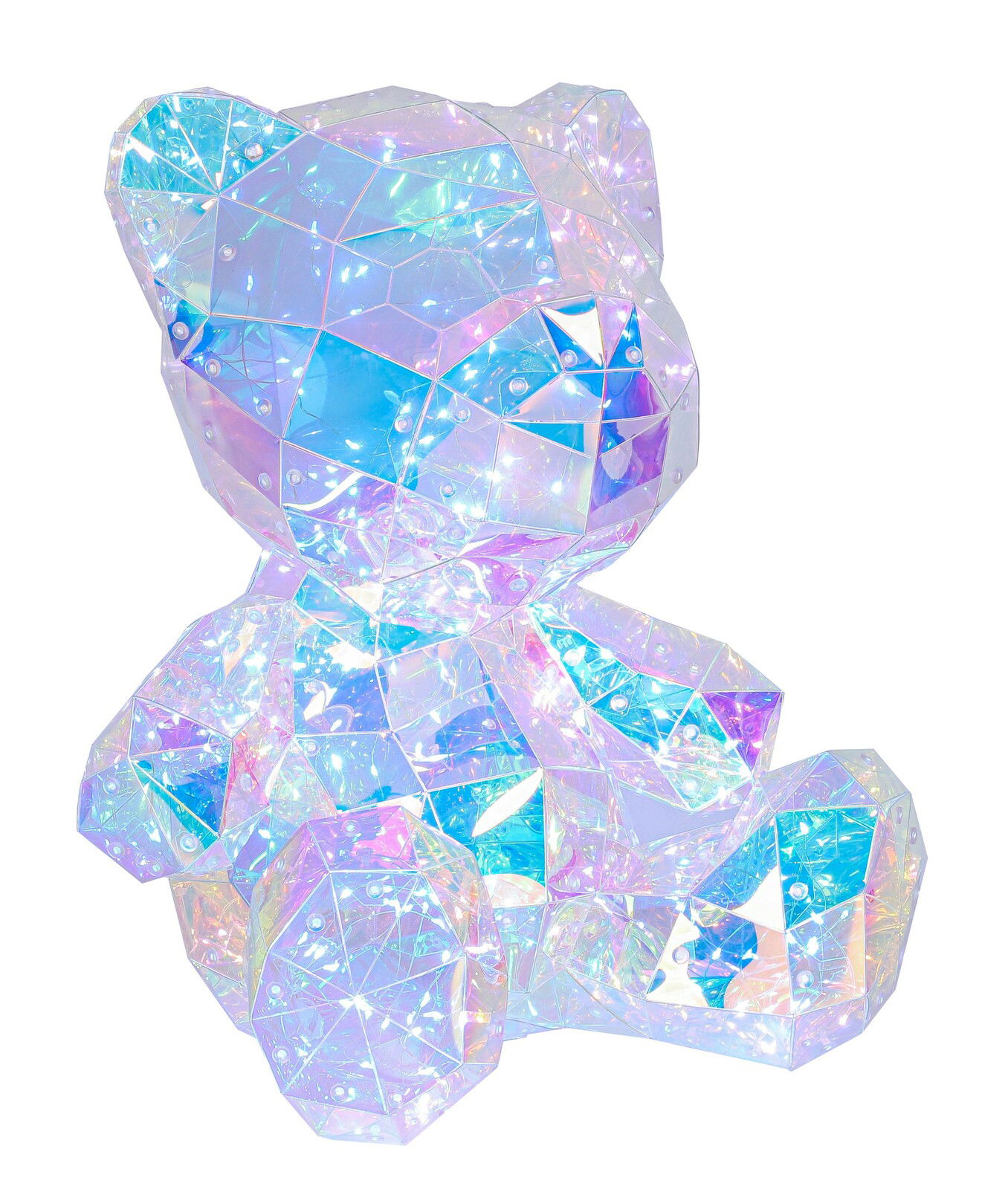 Novel LED-Dekoleuchte LED-Dekoleuchte in Form eines Bären mit facettierter, kristallartiger Oberfläche in schillernden Farben, seitliche Perspektive