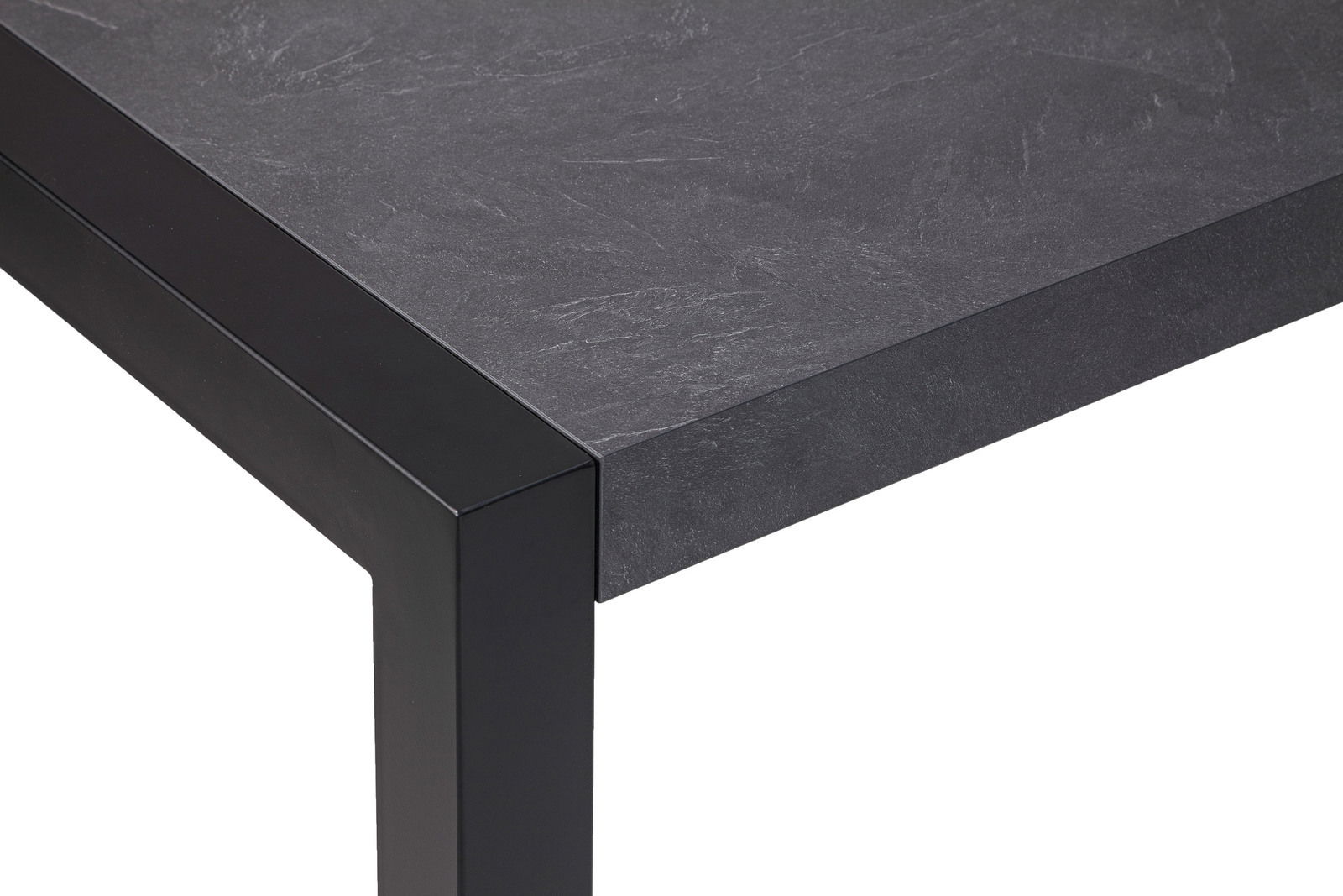 Nahaufnahme eines modernen Esstisches mit schwarzer Tischplatte und Metallrahmen, Perspektive von oben.