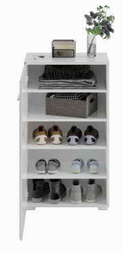 Weiße Garderobenkombination mit mehreren Regalböden, gefüllt mit Schuhen, einem Korb und gefalteten Textilien, aus frontaler Perspektive.