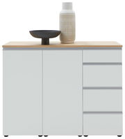 Kombi-Kommode 135 in moderner Frontansicht mit zwei Türen und drei Schubladen, dekoriert mit einer Vase und einer Schale auf der Holzoberfläche.