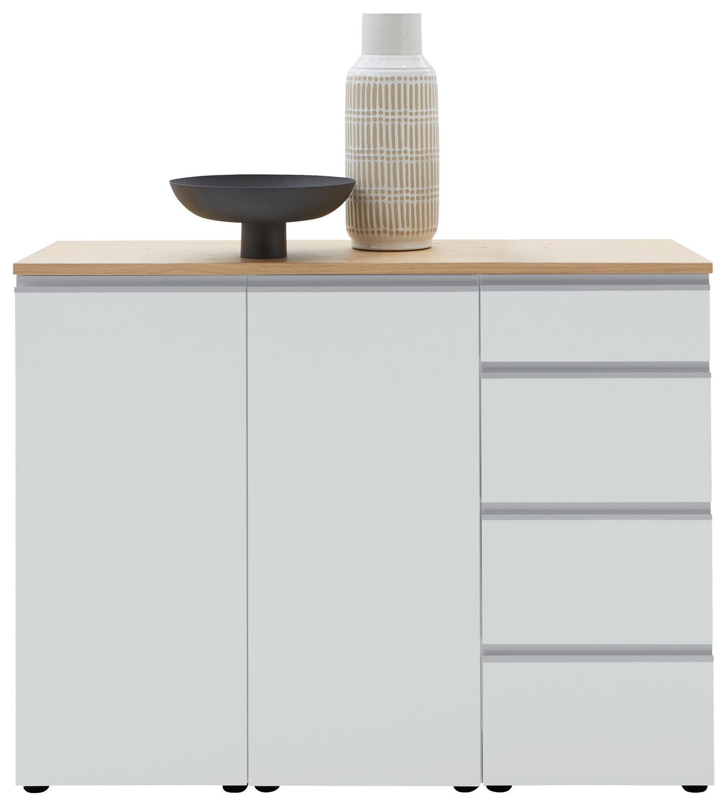 Kombi-Kommode 135 in moderner Frontansicht mit zwei Türen und drei Schubladen, dekoriert mit einer Vase und einer Schale auf der Holzoberfläche.