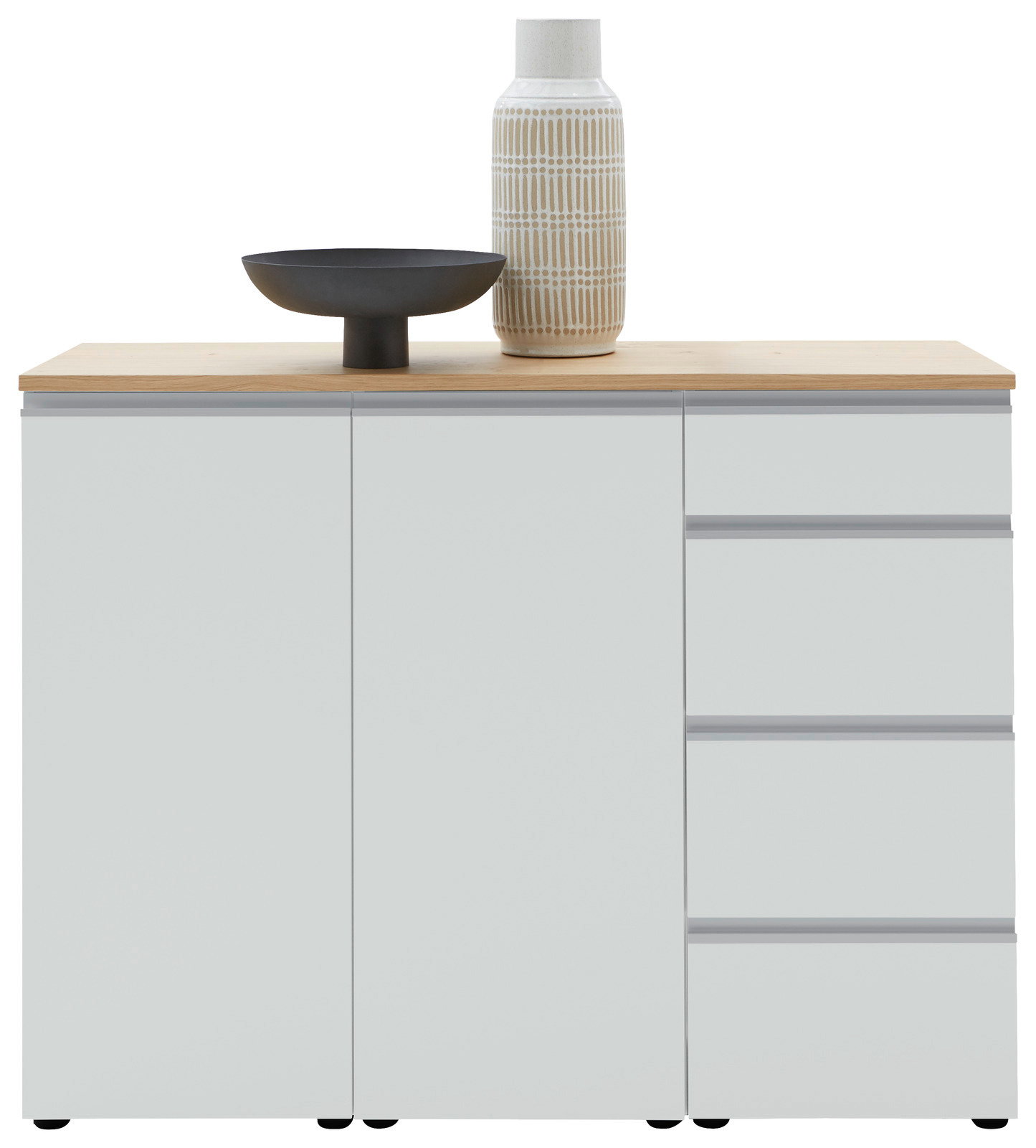 Kombi-Kommode 135 in moderner Frontansicht mit zwei Türen und drei Schubladen, dekoriert mit einer Vase und einer Schale auf der Holzoberfläche.
