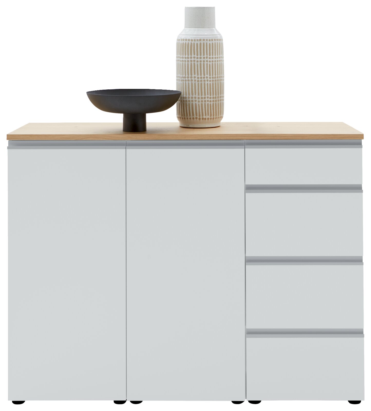Combinatiecommode 135 in modern vooraanzicht met twee deuren en drie lades, versierd met een vaas en een schaal op het houten oppervlak.