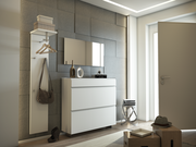 Moderner Eingangsbereich mit weißem Hängeschuhschrank und Garderobenpaneel, seitliche Perspektive