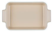 Rechteckige Auflaufform in Cremefarbe mit seitlichen Griffen, Draufsicht.
