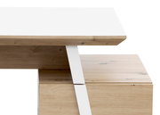 Nahaufnahme eines modernen Schreibtisches mit weißer Tischplatte und Holzdetails, seitliche Perspektive