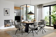 Moderne eetkamerset met een rechthoekige houten tafel en zes grijze gestoffeerde stoelen met zwarte metalen poten, met daarboven een zwarte hanglamp; perspectief: frontaal, licht zijdelings groothoekbeeld van de eetset in een lichte ruimte met grote ramen