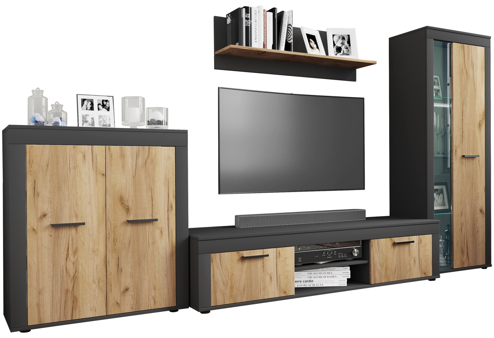 Wohnwand im modernen Design mit mattschwarzem Korpus und Eiche-Optik-Fronten, bestehend aus Sideboard, TV-Lowboard, Wandregal und Vitrine mit Glasbereich Ansicht schräg von vorne