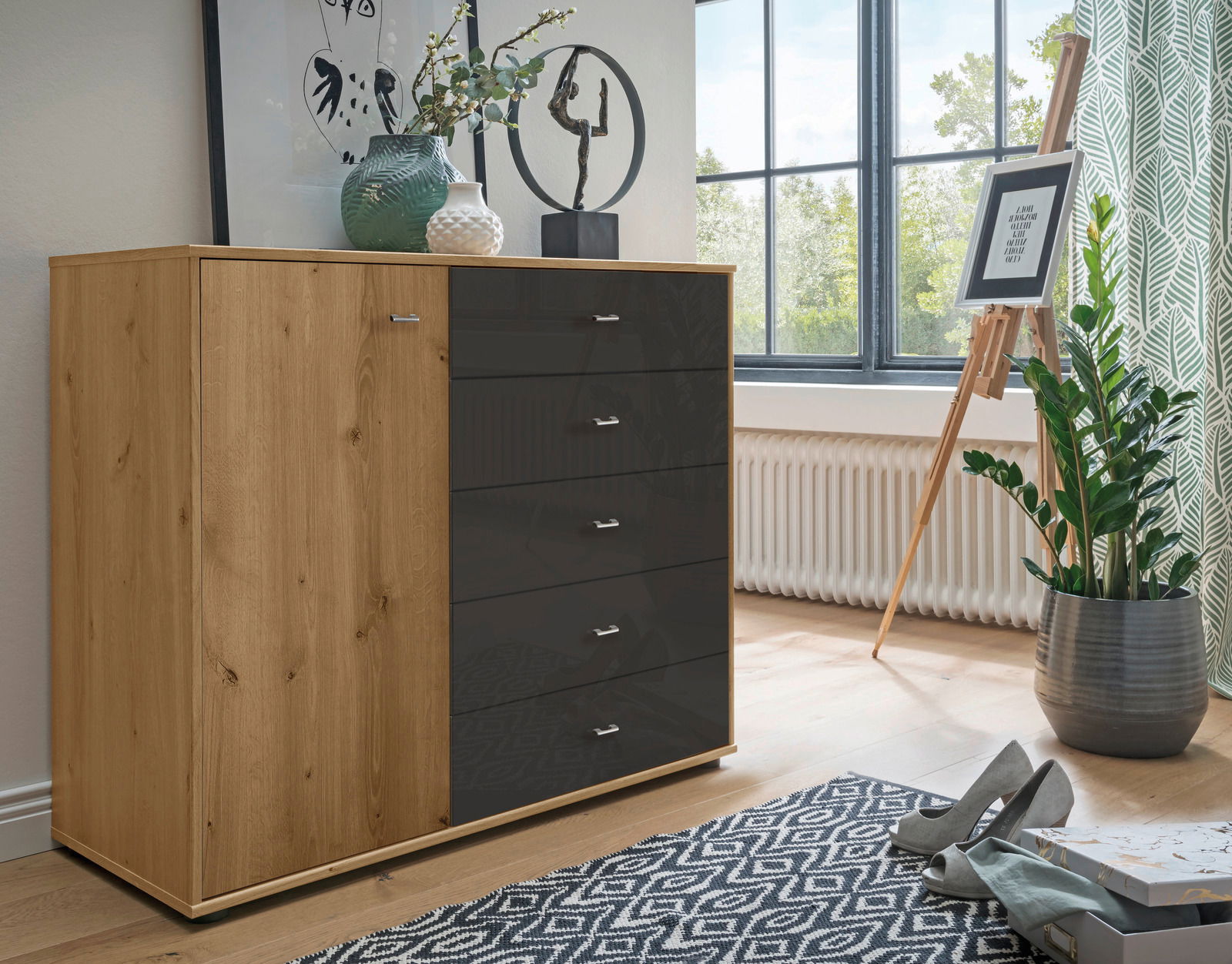 Kombikommode aus Holz mit einer Tür und vier Schubladen in einem modernen Raum, seitliche Perspektive