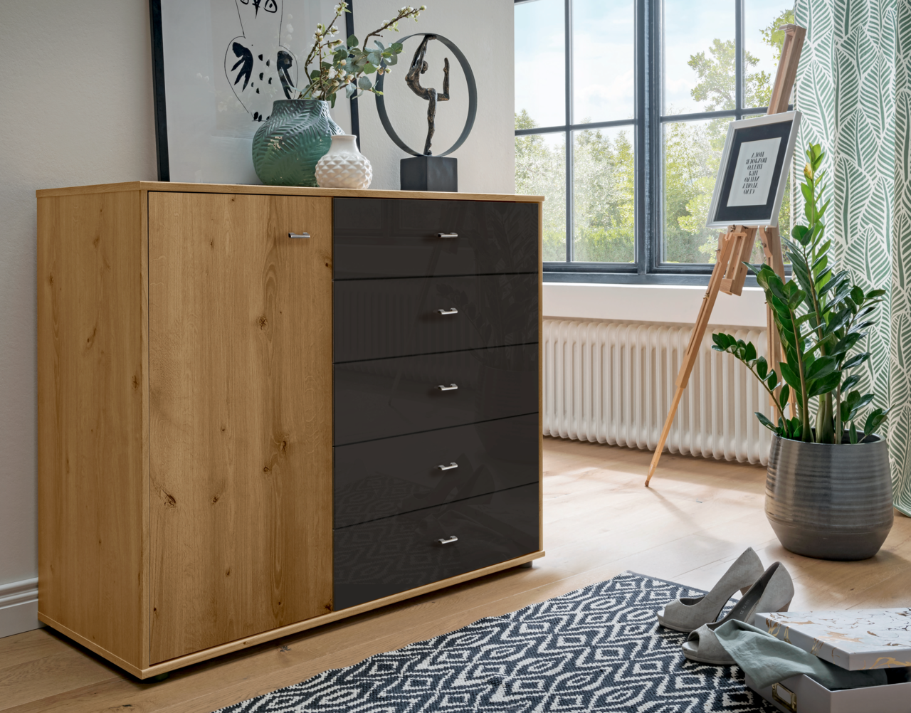 Kombikommode aus Holz mit einer Tür und vier Schubladen in einem modernen Raum, seitliche Perspektive