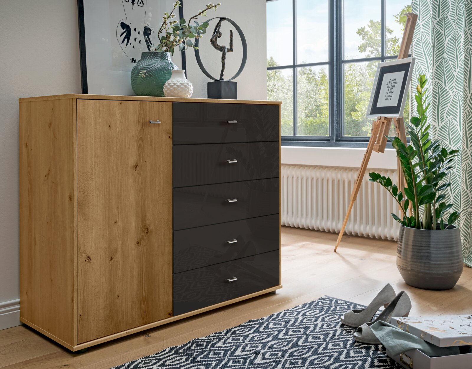 Houten ladekast met één deur en vier lades in een moderne ruimte, zijaanzicht
