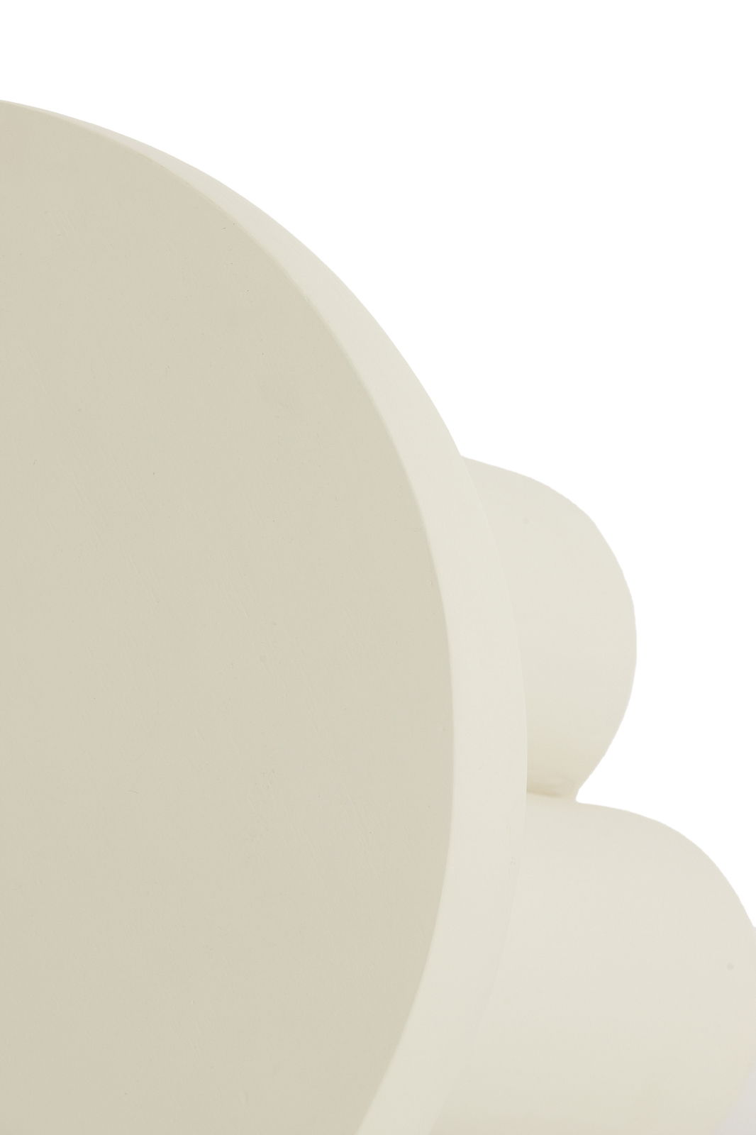 Nahaufnahme eines weißen Beistelltisches mit runder Tischplatte und abgerundeten Kanten, seitliche Perspektive.