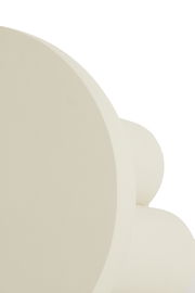 Nahaufnahme eines weißen Beistelltisches mit runder Tischplatte und abgerundeten Kanten, seitliche Perspektive.