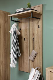 Garderobenpaneel aus Holz mit Haken und Ablage, seitliche Perspektive