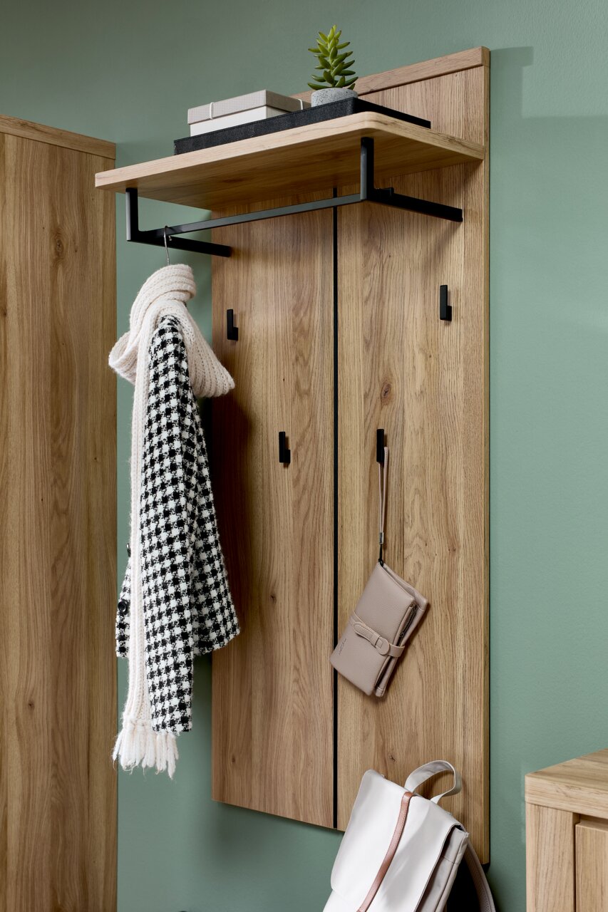 Garderobenpaneel aus Holz mit Haken und Ablage, seitliche Perspektive