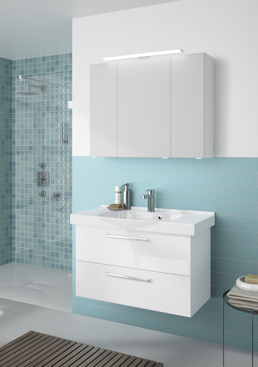 Moderner weißer Badblock mit Waschbecken und Spiegel, seitliche Perspektive