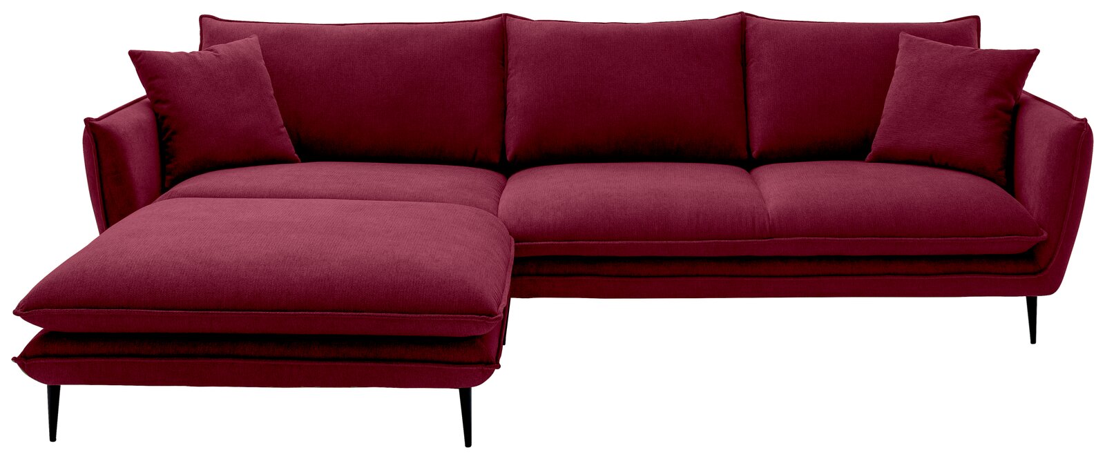 Bordeauxrotes L-förmiges Ecksofa mit Chaiselongue links, drei Rückenkissen und zwei Zierkissen, auf schlanken schwarzen Metallfüßen, Frontansicht
