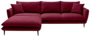 Bordeauxrotes L-förmiges Ecksofa mit Chaiselongue links, drei Rückenkissen und zwei Zierkissen, auf schlanken schwarzen Metallfüßen, Frontansicht