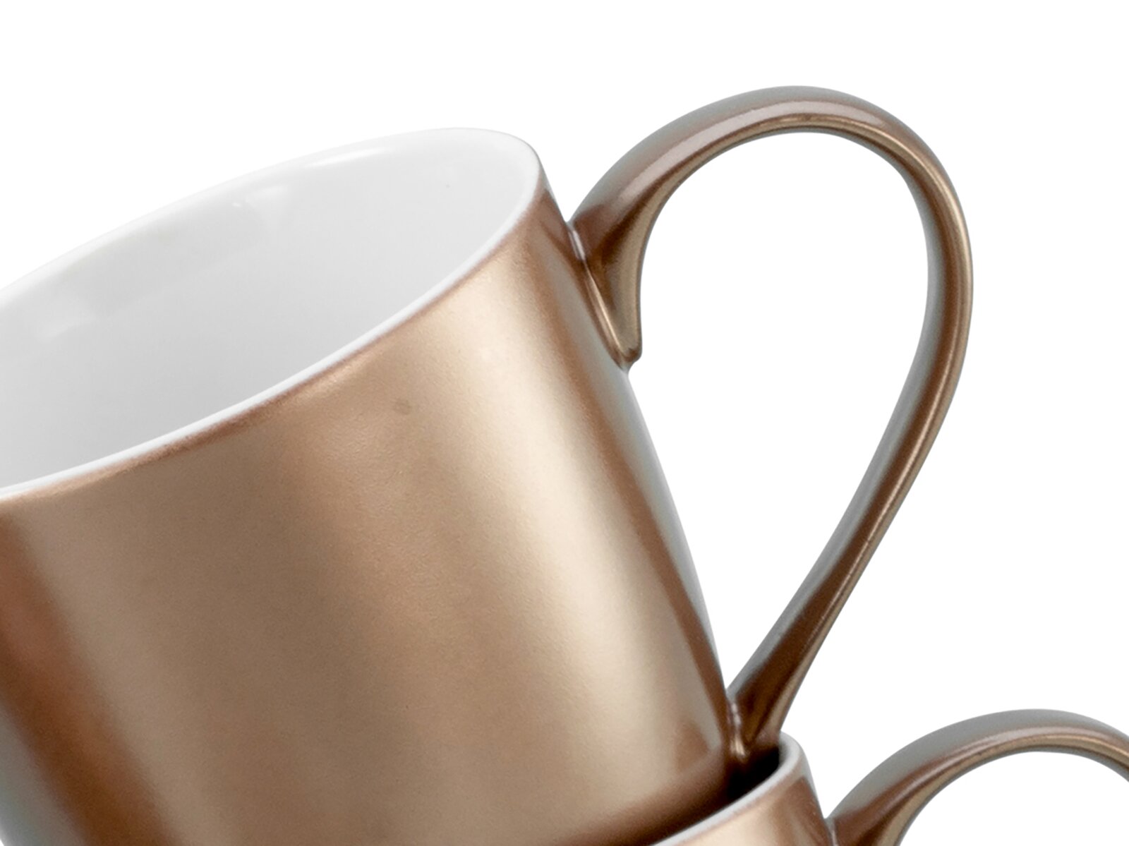 Detailaufnahme einer metallisch kupferfarbenen Keramiktasse mit weißer Innenseite und großem Henkel, schräg von oben seitlich fotografiert vor weißem Hintergrund