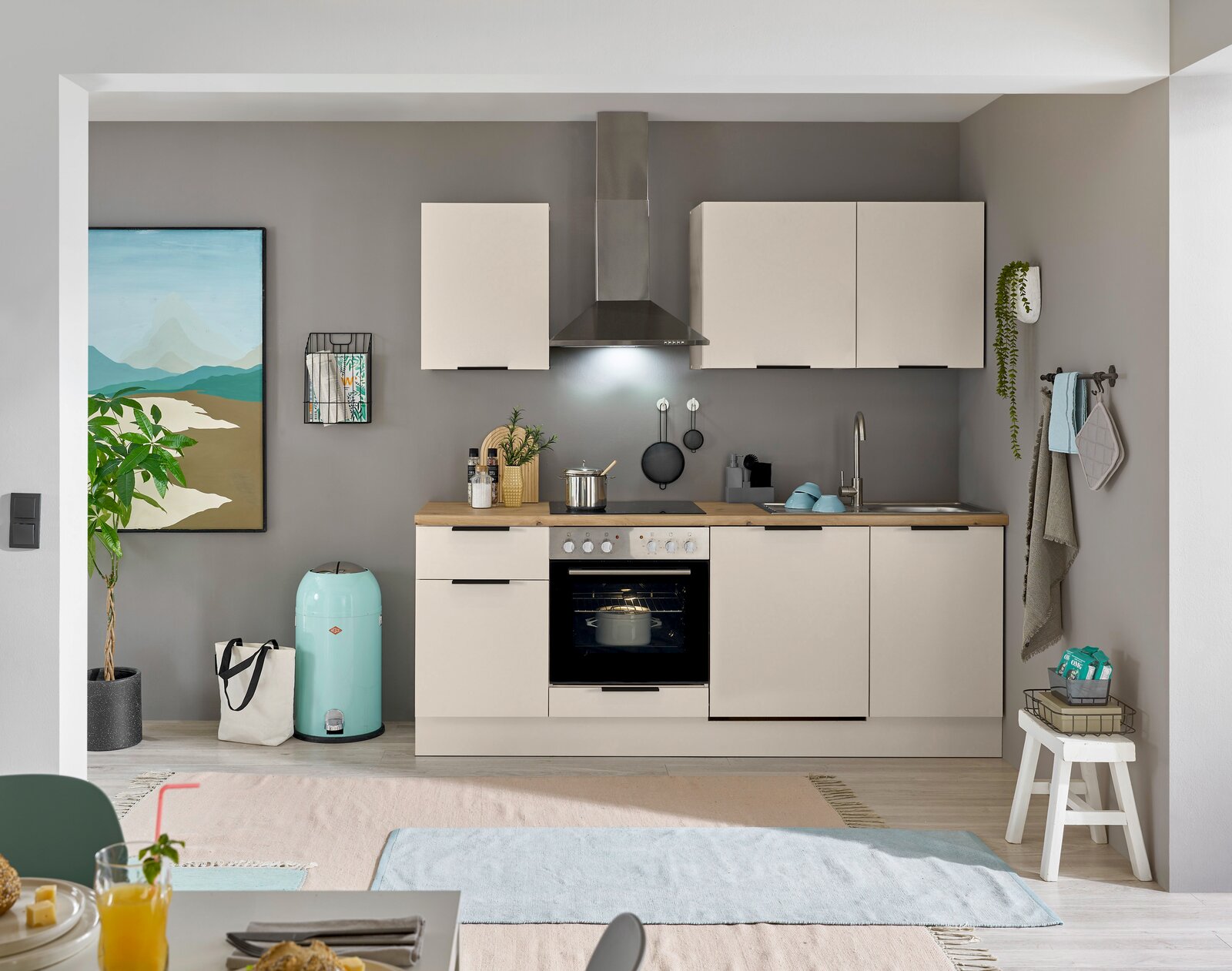 Yourkitchen Küchenblock 220 MULTAN Moderne Küchenzeile in cremefarbenem Design mit Herd, Dunstabzugshaube und Spüle, frontal betrachtet.