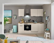 Moderne Küchenzeile in cremefarbenem Design mit Herd, Dunstabzugshaube und Spüle, frontal betrachtet.