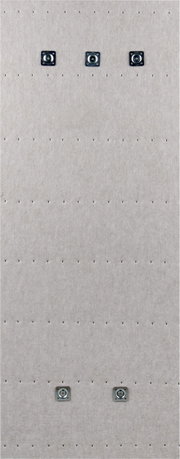 Graue Filz- oder Akustikpaneel-Oberfläche mit Reihen kleiner Lochungen und fünf quadratischen Metallbefestigungen, frontal von oben aufgenommen