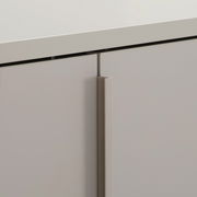 Nahaufnahme eines XL-Hängeschuhschranks mit modernem Griffdesign, seitliche Perspektive