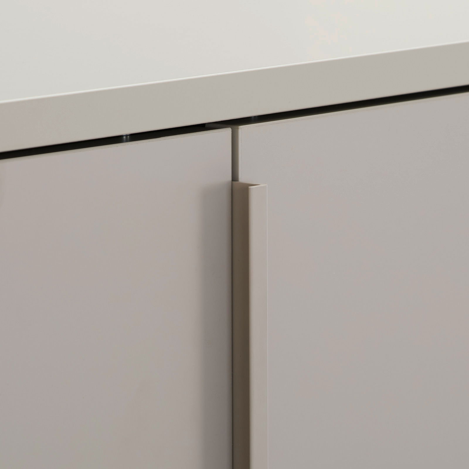 Nahaufnahme eines XL-Hängeschuhschranks mit modernem Griffdesign, seitliche Perspektive