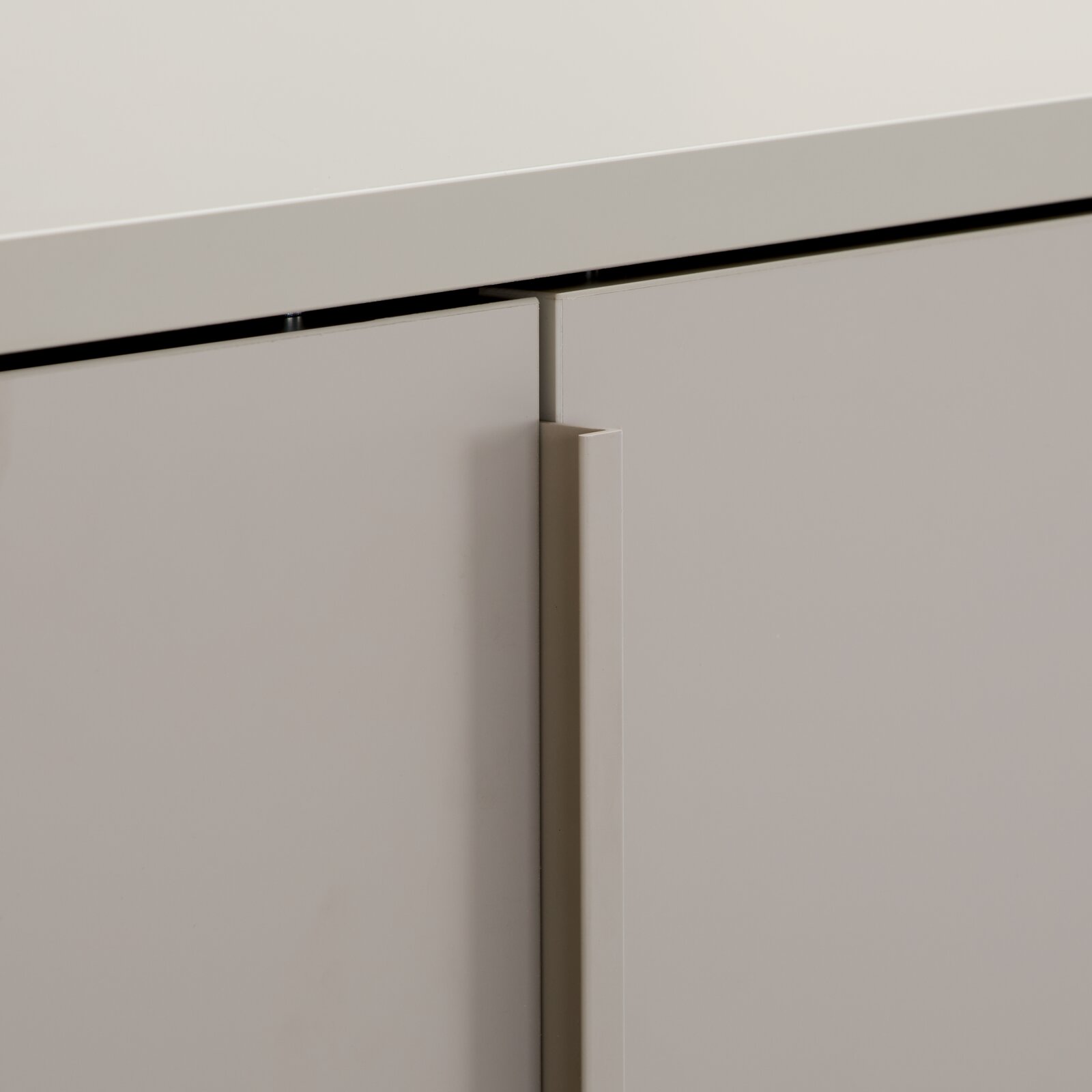 Close-up van een XL-hangende schoenenkast met een modern handgreepontwerp, zijaanzicht