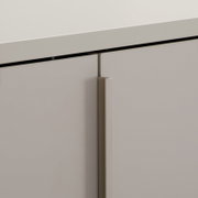 Close-up van een XL-hangende schoenenkast met een modern handgreepontwerp, zijaanzicht
