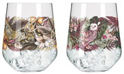 Zwei Gin-Gläser mit exotischen Tier- und Pflanzenmotiven, darunter ein Leopard und eine Eule, auf Eiswürfeln. Frontalansicht.
