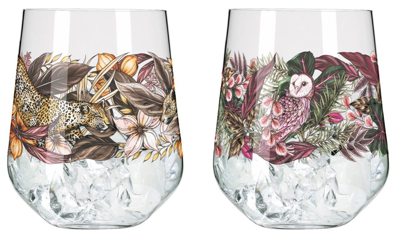 Zwei Gin-Gläser mit exotischen Tier- und Pflanzenmotiven, darunter ein Leopard und eine Eule, auf Eiswürfeln. Frontalansicht.