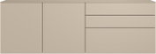 Beiges, modernes Sideboard mit drei Fronttüren und drei Schubladen rechts, glatte grifflose Optik; Ansicht von vorne.