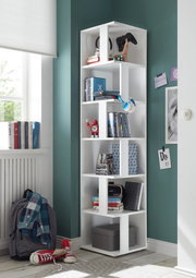 Weißes Eckregal in einem modernen Raum, gefüllt mit Büchern, Kopfhörern und Dekorationen, aus einer seitlichen Perspektive fotografiert.