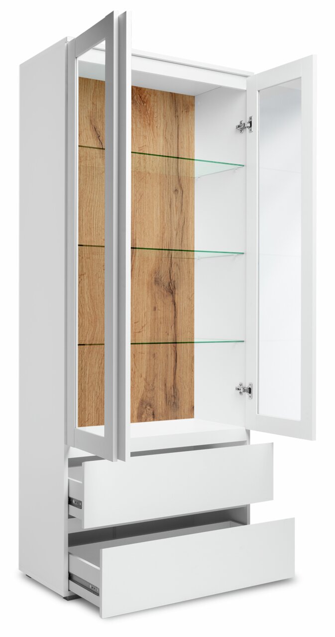 Moderne vitrinekast met wit frame, glazen deuren en houten achterwand, gefotografeerd vanuit een zijdelingse hoek.