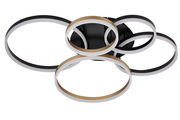 Moderne LED-Deckenleuchte mit mehreren ineinander verschlungenen Ringen in Schwarz und Gold, Ansicht von unten.