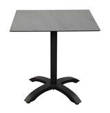 Moderner quadratischer Gartentisch mit grauer Tischplatte und schwarzem Metallfuß, frontal aufgenommen.