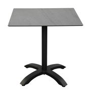 Moderner quadratischer Gartentisch mit grauer Tischplatte und schwarzem Metallfuß, frontal aufgenommen.