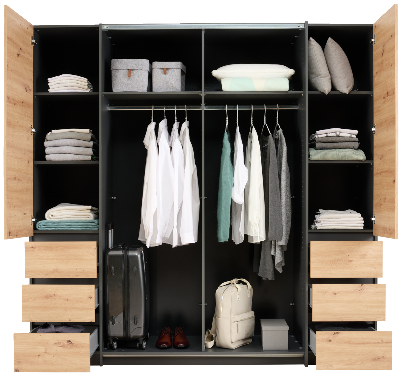 Offener Dreh- und Schwebetürenschrank mit vier Türen, gefüllt mit Kleidung, Koffern und Accessoires, aus der Frontansicht.