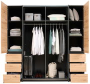 Offener Dreh- und Schwebetürenschrank mit vier Türen, gefüllt mit Kleidung, Koffern und Accessoires, aus der Frontansicht.