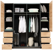 Offener Dreh- und Schwebetürenschrank mit vier Türen, gefüllt mit Kleidung, Koffern und Accessoires, aus der Frontansicht.