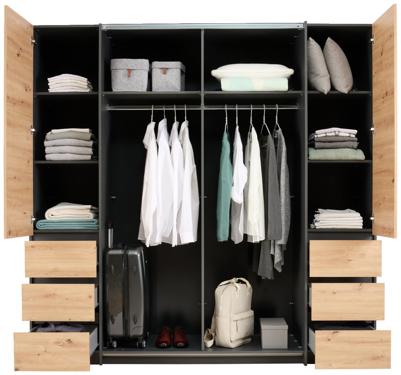 Offener Dreh- und Schwebetürenschrank mit vier Türen, gefüllt mit Kleidung, Koffern und Accessoires, aus der Frontansicht.