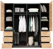 Offener Dreh- und Schwebetürenschrank mit vier Türen, gefüllt mit Kleidung, Koffern und Accessoires, aus der Frontansicht.