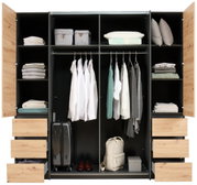 Offener Dreh- und Schwebetürenschrank mit vier Türen, gefüllt mit Kleidung, Koffern und Accessoires, aus der Frontansicht.