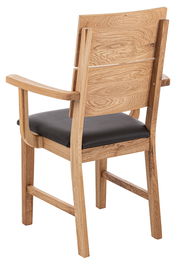 Rückansicht eines Sessels aus Holz mit Armlehnen und schwarzem Sitzpolster.