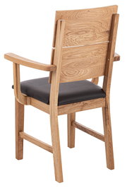 Rückansicht eines Sessels aus Holz mit Armlehnen und schwarzem Sitzpolster.