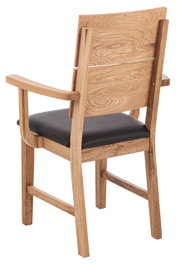 Rückansicht eines Sessels aus Holz mit Armlehnen und schwarzem Sitzpolster.