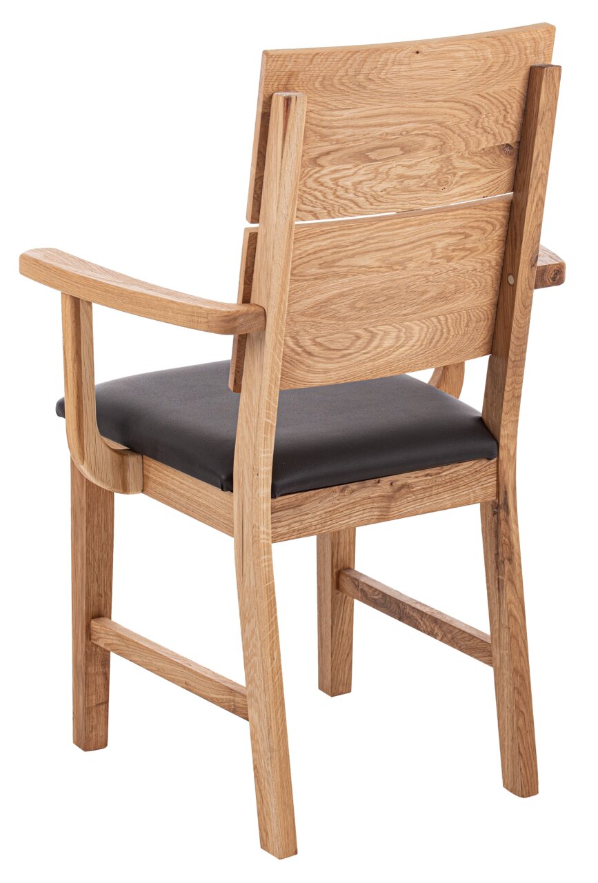 Achterkant van een houten fauteuil met armleuningen en een zwarte zitkussen.