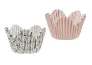 Zwei Papier-Backförmchen in Retro-Design, eines mit buntem Muster und das andere in Rosa, aus der Vorderansicht.
