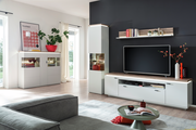 Moderne Wohnzimmermöbelkombination mit Highboard, TV-Schrank und Wandregal in heller Holzoptik, seitliche Perspektive